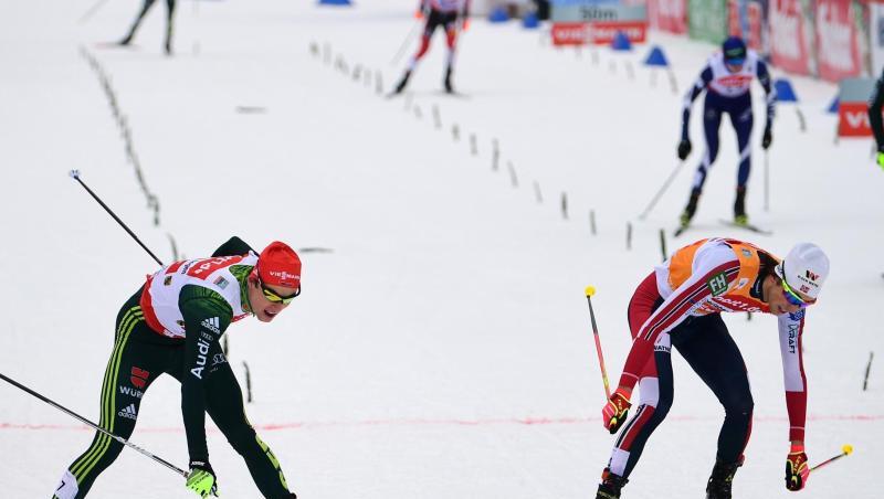 Im Endkampf hatte der Norweger Magnus Riiber (r) die Skispitze vorn. Vinzenz Geiger (l) wird Zweiter. Im Endkampf hatte der Norweger Magnus Riiber (r) die Skispitze vorn. Vinzenz Geiger (l) wird Zweiter.