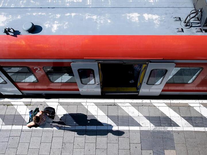 Eine Pendlerin steigt aus einer S-Bahn. Foto: Sven Hoppe/dpa/Archivbild