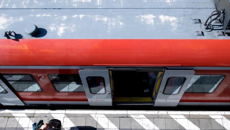 Eine Pendlerin steigt aus einer S-Bahn. Foto: Sven Hoppe/dpa/Archivbild Eine Pendlerin steigt aus einer S-Bahn. Foto: Sven Hoppe/dpa/Archivbild