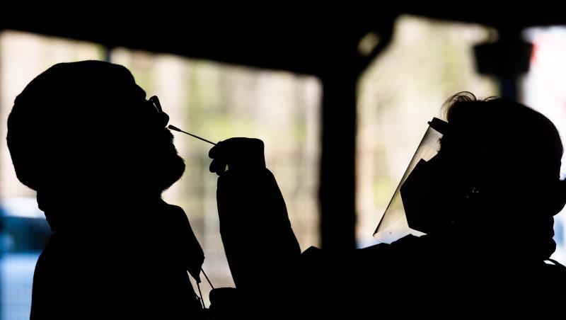 Helfer testen einen Mann im "Testzentrum am Zoo" in Hannover mit einem Schnelltest auf das Coronavirus.