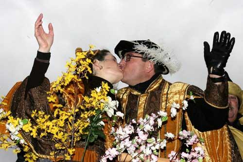 Ein Küsschen in Ehren: CSU-OB-Kandidat Seppi Schmid und seine Frau Natalie fuhren auf einem Wagen mit.