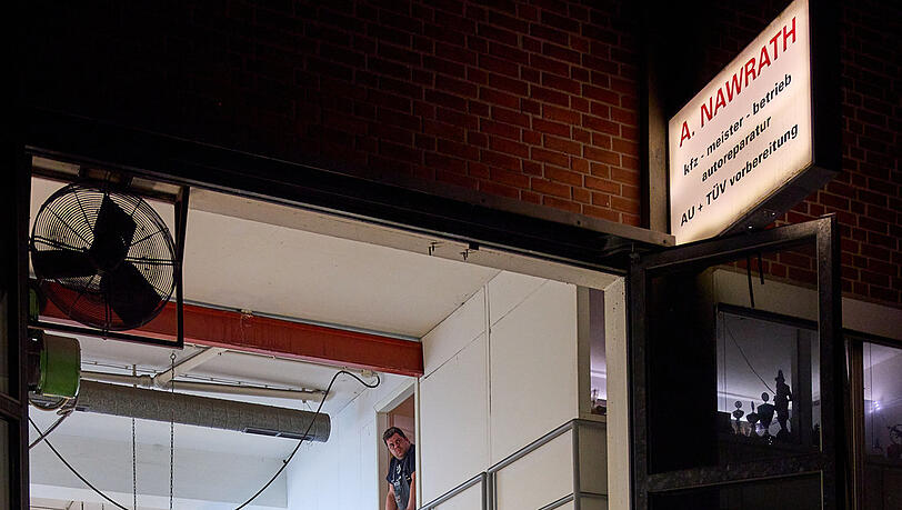 Als noch Harmonie herrschte: ein Konzert des M&uuml;nchener Kammerorchesters mit Double Drums in der Werkst&auml;tte von Auto Nawrath.