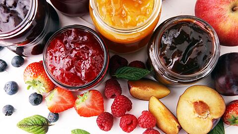 Ob Himbeeren oder Pflaumen, &Auml;pfel oder Kirschen: In keiner anderen Jahreszeit ist die Auswahl an frischem, regionalen Obst so gro&szlig; wie in den Sommermonaten. Doch was, wenn die Tage im Sp&auml;tsommer zunehmend k&uuml;rzer werden? Ganz einfach: Man kocht aus dem noch vorhandenen Obst leckere Marmeladen. Was es dabei zu beachten gilt, verr&auml;t die Bildergalerie.
