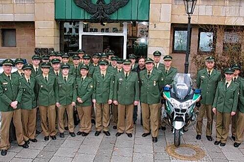 Die Neuen nehmen Aufstellung vor dem Nürnberger Polizeipräsidium.