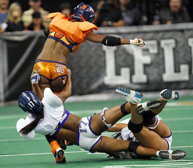 Auch diese Damen machen es vor - Sport kann extrem sexy sein. Football in Lingerie ist absolut in!
