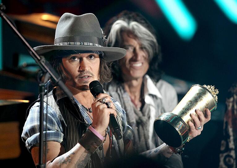 Anschließend nimmt Johnny Depp den Generation Award entgegen. Der Ex von Vanessa Paradis zählt zu den erfolgreichsten Schauspielern weltweit.