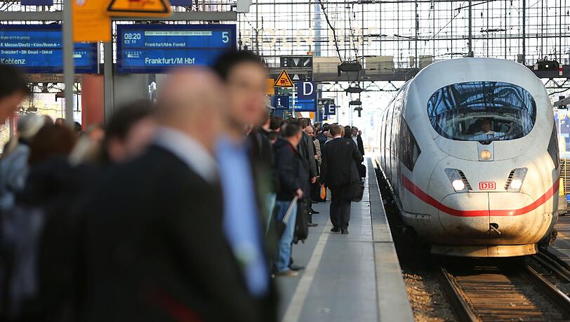 Noch nie sind so viele Schlichtungsanträge in der Beschwerdestelle der Deutschen Bahn eingegangen wie im vergangenen Jahr 2013: 3306 - ein neuer Rekordwert. Noch nie sind so viele Schlichtungsanträge in der Beschwerdestelle der Deutschen Bahn eingegangen wie im vergangenen Jahr 2013: 3306 - ein neuer Rekordwert.