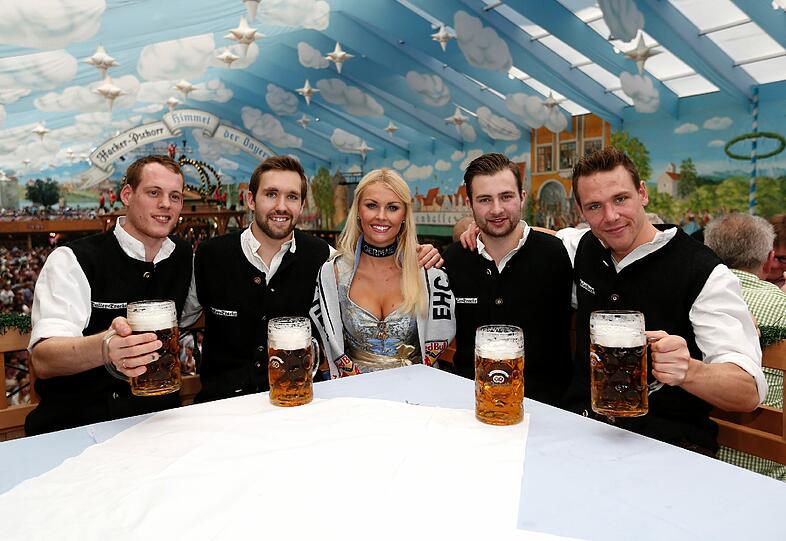 Mit Wiesn-Playmate: Der EHC feiert 2014 auf dem Okotberfest. Die Bilder.