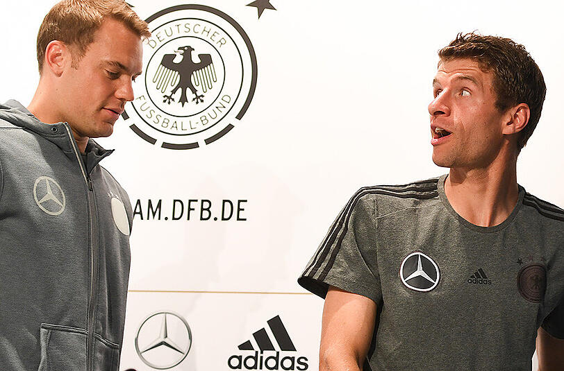 Die Bayern-Spieler Manuel Neuer (links) und Thomas Müller sind ebenfalls in Sachen Nationalmannschaft unterwegs.