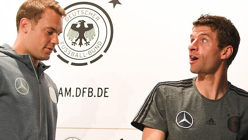 Die Bayern-Spieler Manuel Neuer (links) und Thomas Müller sind ebenfalls in Sachen Nationalmannschaft unterwegs. Die Bayern-Spieler Manuel Neuer (links) und Thomas Müller sind ebenfalls in Sachen Nationalmannschaft unterwegs.