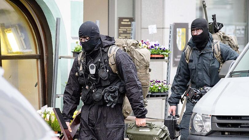 Das SEK rückt aus Pfaffenhofen ab.