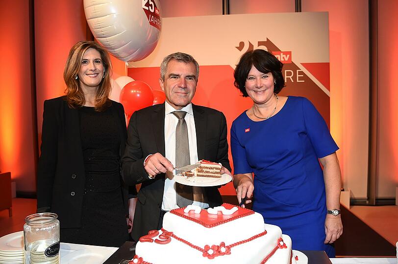 Sonja Schwetje (n-tv-Chefredakteurin) mit Hans Demmel und Anke Schaeferkordt