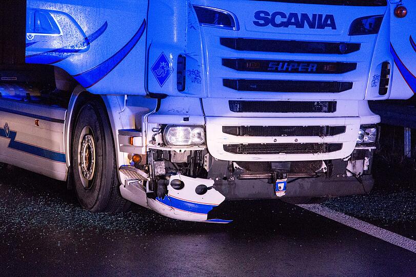 Am Dienstagabend startete ein 26-Tonner eine Amokfahrt und hinterließ eine Spur der Verwüstung. Die Hintergründe sind noch unklar.