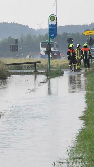 Die Gemeinde Allershausen wurde teilweise überschwemmt. Einsatzkräfte der Feuerwehr waren damit beschäftigt, Wasser- und Kiesmassen zu beseitigen.