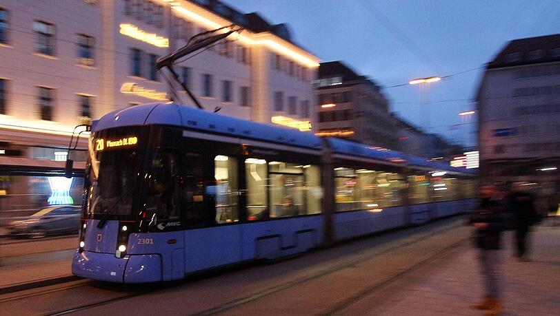 Eine Tram der Linie 20 fährt durch München. (Archivbild)
