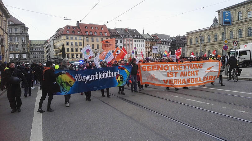 Demonstranten für "Heimat statt Ausgrenzung" ziehen friedlich durch München.