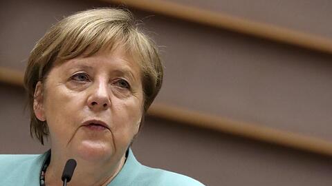 Bundeskanzlerin Angela Merkel (CDU) spricht in ein Mikrofon. Foto: Yves Herman/Reuters Pool/AP/dpa/Archivbild