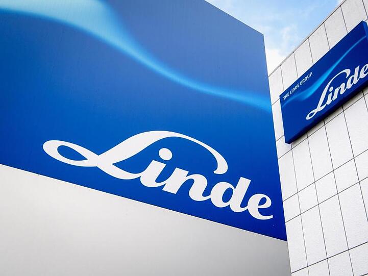 Das Logo des Gaskonzerns Linde ist an einem Schild zu sehen. Foto: Matthias Balk/Archivbild