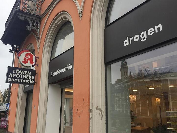 "drogen" steht über der Löwen-Apotheke am Viktualienmarkt in München - gemeint sind Arzneimittel.