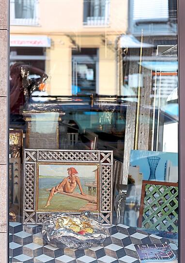 Pikant: Blick in ein Galerieschaufenster an der Ismaninger.