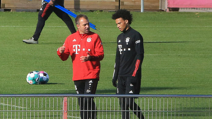 Bayern-Trainer Hansi Flick im Gespräch mit Leroy Sané.