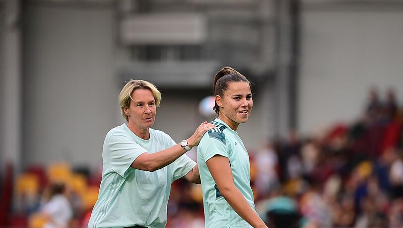 Bundestrainerin Martina Voss-Tecklenburg (l) und Mittelfeldspielerin Lena Oberdorf. Bundestrainerin Martina Voss-Tecklenburg (l) und Mittelfeldspielerin Lena Oberdorf.