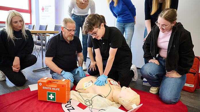 Einen Erste-Hilfe-Kurs muss jeder Fahrschüler vor seiner Fahrprüfung absolvieren. 	dpa