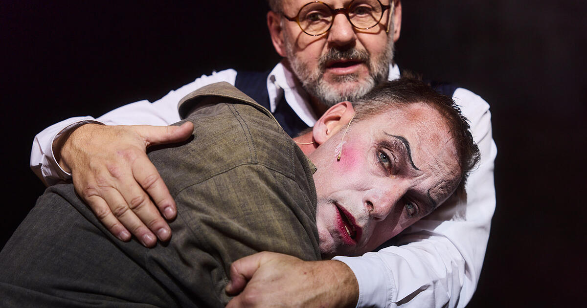 Glitzernde-Erinnerungskultur-Play-Auerbach-in-den-Kammerspielen