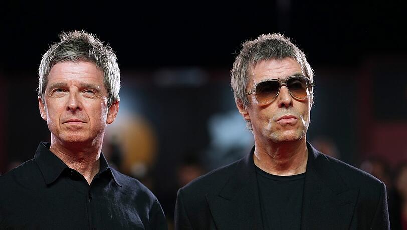 Noel Gallagher (l.) und Liam Gallagher posieren auf dem roten Teppich für die Filmvorführung von „Oasis: Don’t Look Back In Anger“ im Rahmen der 83. Ausgabe der Filmfestspiele von Venedig. Noel Gallagher (l.) und Liam Gallagher posieren auf dem roten Teppich für die Filmvorführung von „Oasis: Don’t Look Back In Anger“ im Rahmen der 83. Ausgabe der Filmfestspiele von Venedig.