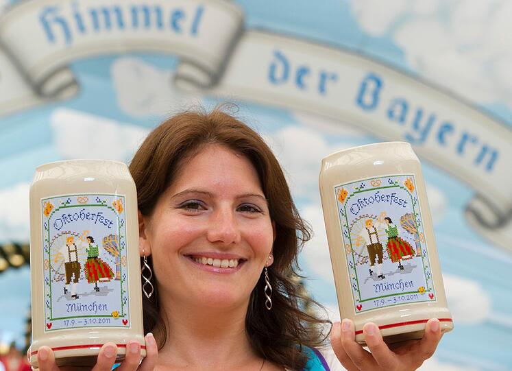 Trachtig, zünftig, bayerisch: Melanie Reis stemmt den Wiesn-Maßkrug 2011.