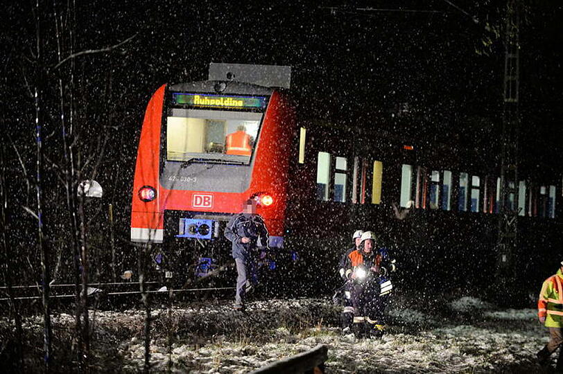Tödlicher Unfall am Bahnübergang: Die Bilder vom Feuerwehreinsatz.