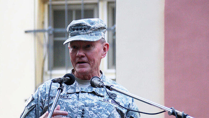 Dempsey fordert, das Militär finanziell so auszustatten, dass es seiner "globalen Verantwortung gerecht werden" kann. Dempsey fordert, das Militär finanziell so auszustatten, dass es seiner "globalen Verantwortung gerecht werden" kann.
