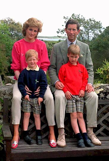 Bilderbuchfamilie &ndash; doch hinter den Kulissen brodelt es von Anfang an: Prinz Charles und Diana mit ihren Kindern Harry (l.) und William 1989.