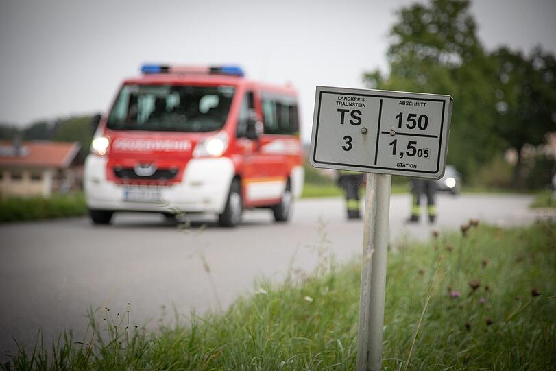 Auf der Kreisstraße TS 3 in Richtung Winkl krachte der Ferrari am Vormittag kurz nach dem Ortsschild von Grabenstätt in einen Baum.