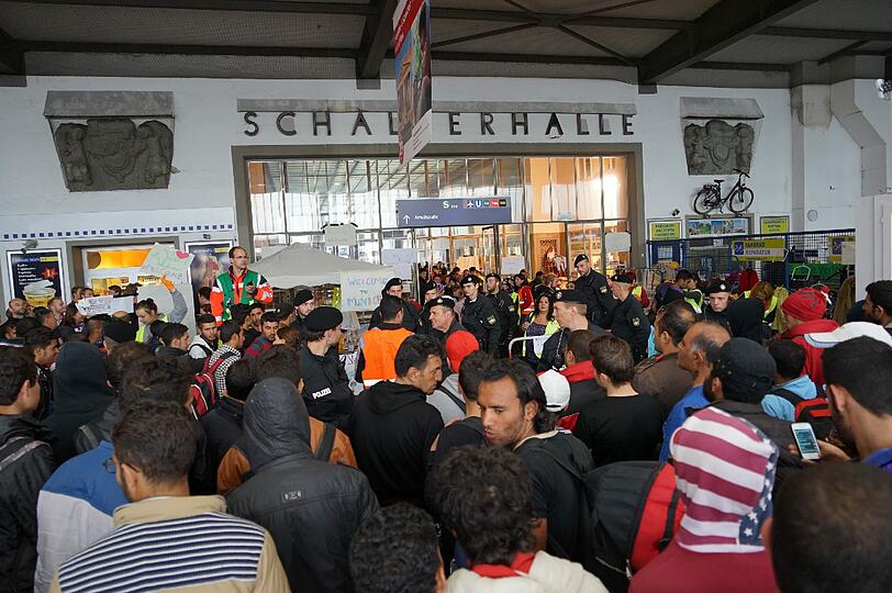 Flüchtlinge kommen am Hauptbahnhof München an.