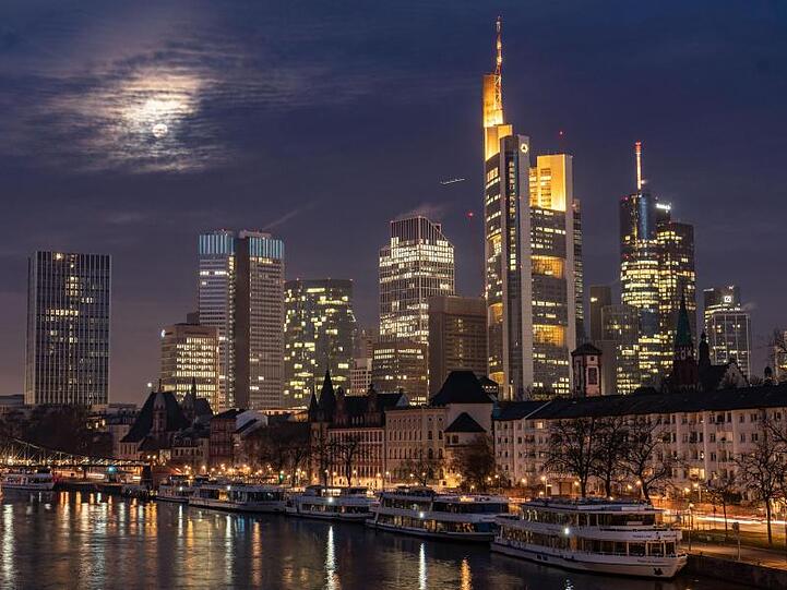Bankenviertel in Frankfurt am Main: Der IWF warnt, dass weiterhin erhebliche Risiken durch eine zu große Häufung von Staatsanleihen klammer Länder in den Bilanzen einiger Institute bestehen.