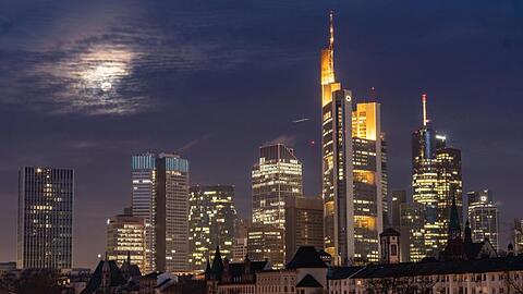Bankenviertel in Frankfurt am Main: Der IWF warnt, dass weiterhin erhebliche Risiken durch eine zu große Häufung von Staatsanleihen klammer Länder in den Bilanzen einiger Institute bestehen.
