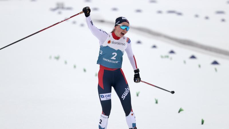 Gyda Westvold Hansen aus Norwegen jubelt im Ziel über den Sieg.