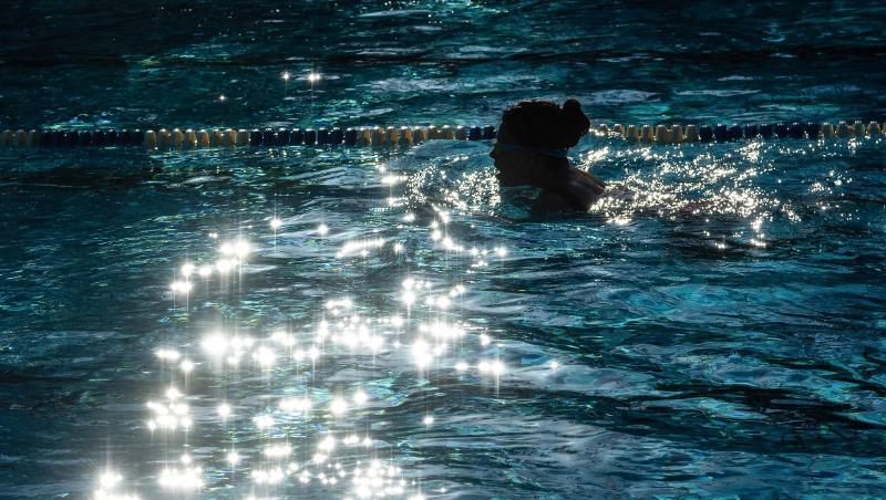Schwimmer ziehen in einem Freibad ihre Bahnen. (Symboldbild)
