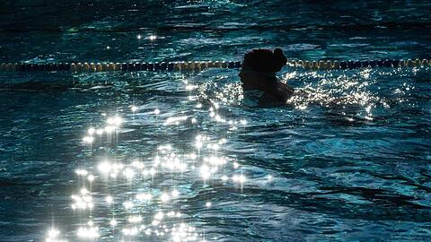 Schwimmer ziehen in einem Freibad ihre Bahnen. (Symboldbild)