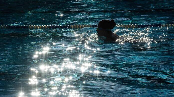 Schwimmer ziehen in einem Freibad ihre Bahnen. (Symboldbild)