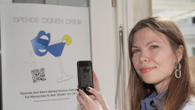 Anna Rai hat mit Help Ukraine auch eine App aufgesetzt, mit deren Hilfe man in teilnehmenden Kneipen schnell per Telefon spenden kann. Anna Rai hat mit Help Ukraine auch eine App aufgesetzt, mit deren Hilfe man in teilnehmenden Kneipen schnell per Telefon spenden kann.