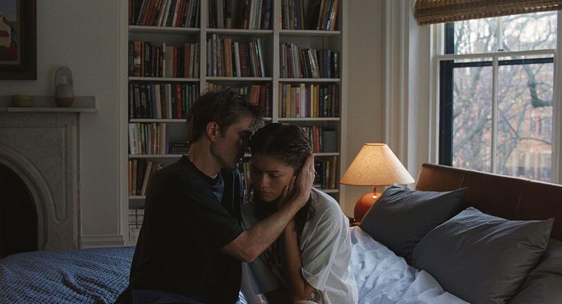 Eine unverhoffte Enthüllung stellt die Planungen von Charlie (Robert Pattinson) und Emma (Zendaya) völlig auf den Kopf. Eine unverhoffte Enthüllung stellt die Planungen von Charlie (Robert Pattinson) und Emma (Zendaya) völlig auf den Kopf.