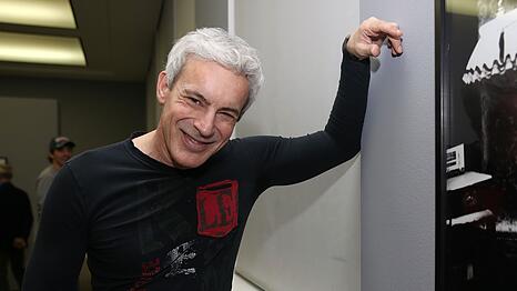 Gedeon Burkhard befindet sich derzeit offenbar in einer Schaffenskrise. Seine Beziehung mit zwei Frauen sei f&uuml;r ihn  ein "gl&uuml;cklicher Hafen".