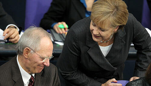 Wann gabelt sich die gemeinsame Strecke von Angela Merkel und Wolfgang Schäuble? Es ist nur noch eine Frage der Zeit, glauben viele in Berlin. Wann gabelt sich die gemeinsame Strecke von Angela Merkel und Wolfgang Schäuble? Es ist nur noch eine Frage der Zeit, glauben viele in Berlin.
