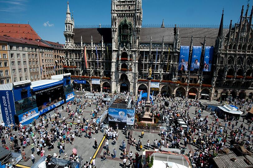 Langsam fült sich der Marienplatz.