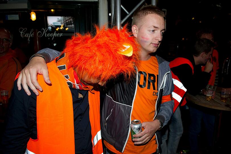 Miese Laune in orange: Bei den Holland-Anhängern ist nach dem fulminanten Sieg der DFB-Elf die Stimmung am Boden. Die Bilder