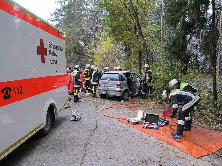 Eine junge Frau verliert die Kontrolle über ihren Wagen und rast gegen einen Baum - die Bilder von der Unfallstelle.