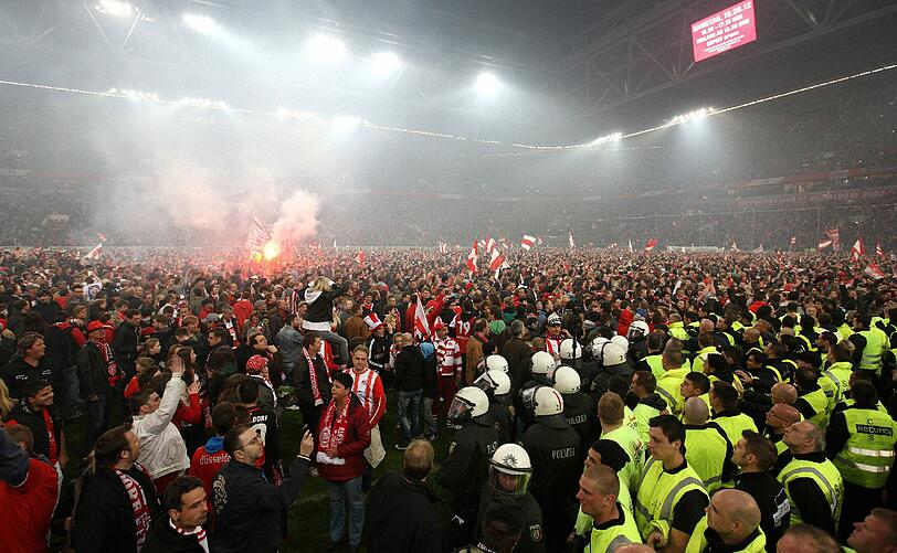 15.05.2012 Fans von Hertha BSC und Gastgeber Fortuna Düsseldorf brennen beim Relegationsrückspiel große Mengen Feuerwerkskörper ab. Aus dem Hertha-Block fliegen Bengalische Feuer auf den Platz, Leuchtkugeln fliegen in die Zuschauerränge und auf Polizisten. Tausende Fortuna-Anhänger stürmen bereits vor Ablauf der Nachspielzeit auf 
den Platz, um den Aufstieg ihrer Mannschaft zu feiern. Schiedsrichter Wolfgang Stark setzt das Spiel erst nach 20-minütiger Unterbrechung noch einmal für rund zwei Minuten fort. Hertha BSC legt Protest gegen die Spielwertung ein.
