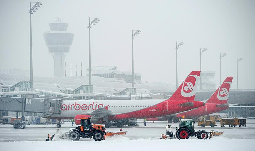 Nicht's geht mehr: Am Münchner Flughafen laufen die Schnee-Räumungsarbeiten auf Hochtouren.